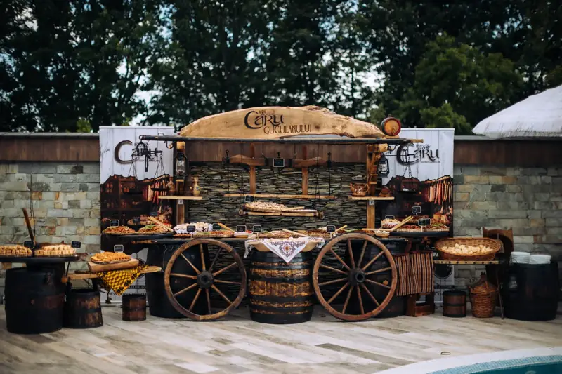 Carul Gugulanului, car tradițional din lemn, pregătit cu bunătăți pentru un eveniment
